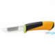 Fiskars 156018 kés, tokba épített élezővel (1023619)