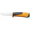 Fiskars 156017 általános kés tokba épített élezővel (1023618)